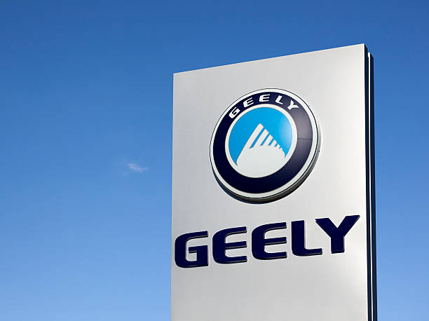 Логотип Geely на фоне чистого голубого неба, представляющий бренд, обсуждаемый в обзоре компактного кроссовера.